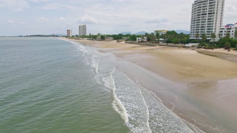 Cha-Am-Strand-In-Thailand-Mit-Hotel--Und-Apartmentgebäuden-Entlang-Der-Küste