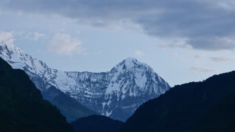 Lapso-De-Tiempo-De-Las-Montañas-Del-Himalaya-En-Nepal,-Lapso-De-Tiempo-De-Nubes-Moviéndose-Sobre-La-Cordillera-Nevada-De-Annapurna,-Obteniendo-Luz-De-La-Noche-Al-Día,-Hermoso-Paisaje-Azul-Oscuro