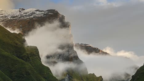 Time-lapse-De-Paisajes-De-Montañas-Escarpadas,-Time-lapse-De-Nepal-Del-Dramático-Paisaje-Rocoso-Del-Himalaya-En-La-Región-De-Annapurna,-Nubes-Moviéndose-En-Time-lapse-De-Día-A-Noche,-Terminando-En-Una-Escena-Oscura