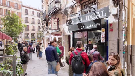 Leute-Warten-Vor-Dem-Berühmten-Calamari-Sandwich-Laden-An-Der-Plaza-Mayor-In-Madrid