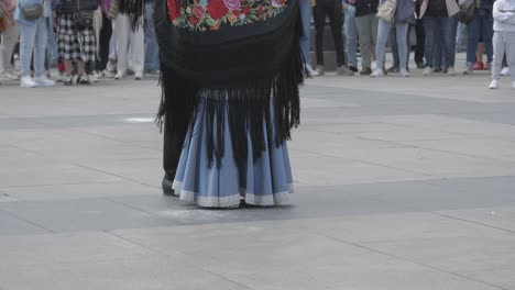 Vista-De-Cerca-De-Una-Escena-De-Movimiento-De-Piernas,-Chotis-Tradicional-Español,-Madrid,-España