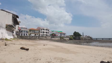 Sandy-beach-with-historic-buildings-and-pier-in-Casco-Viejo,-Panama-City