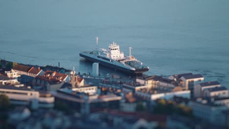 Un-Ferry-De-Pasajeros-Sale-Del-Puerto