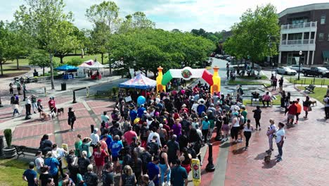 Grupos-De-Personas-Durante-La-Carrera-Tacos-And-Tequila-5k-En-Suwanee,-Georgia,-EE.-UU.---Toma-Con-Dron