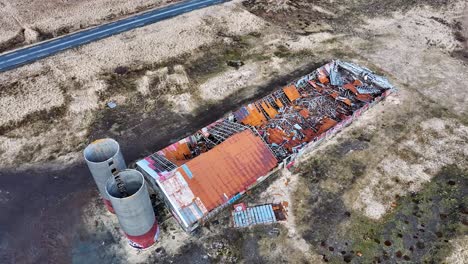 Una-Granja-Abandonada-De-Islandia-Recuperada-Por-La-Naturaleza,-Mostrada-A-Través-De-Imágenes-Tomadas-Con-Drones-Que-Muestran-Edificios-En-Ruinas-Y-Grafitis