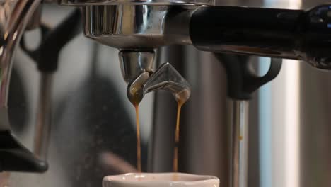 Proceso-Final-Del-Vertido-Del-Café-Desde-El-Soporte-De-La-Máquina-De-Café-A-La-Taza-De-Espresso,-Primer-Plano