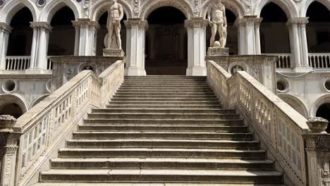 Tilting-Up-Shot-Of-Palazzo-Ducale-At-St-Mark's-Square-In-Venice,-Italy