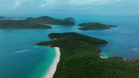 Whitehaven-Beach-Whitsundays-Island-Luftaufnahme-Drohne-Heiter-Weißer-Sand-Airlie-Nationalpark-Australien-Aus-Qld-Bewölkt-Sonne-Blauer-Himmel-äußeres-Großes-Barriereriff-Klares-Blaues-Aqua-Ozean-Boot-Jacht-Jetski-Rückwärts