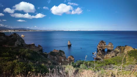 Zeitraffer-über-Die-Naturlandschaft-Des-Camilo-Beach-In-Lagos,-Algarve