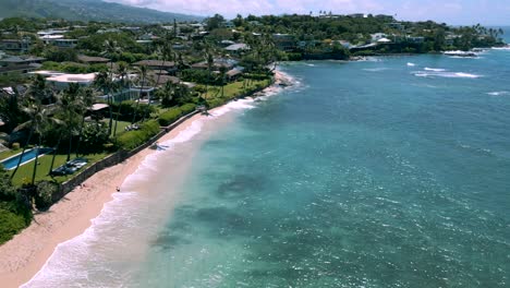 Playa-De-Cromwell-Cerca-Del-Museo-Shangri-La-De-Arte,-Cultura-Y-Diseño-Islámico-En-Honolulu,-Hawái