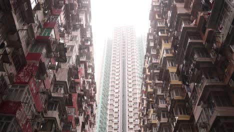 Antiguos-Edificios-De-Apartamentos-Densos-Junto-A-Una-Moderna-Torre-De-Condominios-En-Un-Barrio-Residencial-De-Hong-Kong