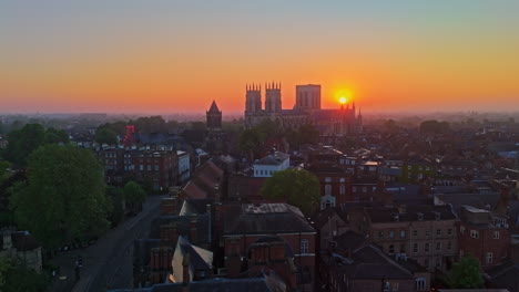 Erstellung-Einer-Drohnenaufnahme-Der-Stadt-York-Bei-Einem-Atemberaubenden-Sonnenaufgang-Hinter-Der-York-Minster-Cathedral,-Großbritannien