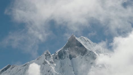 Zeitraffer-Der-Schneebedeckten-Himalaya-Berge-In-Nepal,-Zeitraffer-Der-Berggipfel-Mit-Wolken,-Die-über-Den-Gipfel-Der-Großen,-Schneebedeckten,-Massiven,-Hohen-Berge-Im-Annapurna-Gebirge-Ziehen