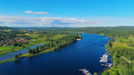 Vista-Aérea-Con-Dron-Del-Río-En-El-Complejo-Turístico-Järvsö,-Suecia,-Durante-El-Verano