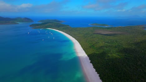 Sonniger-Blauer-Himmel-Segelboote-Yachten-Whitehaven-Beach-Atemberaubender-Weißer-Sand-Luftdrohne-Whitsunday-Islands-Australien-Äußeres-Great-Barrier-Reef-Klares-Blaues-Aqua-Ozean-Hügel-Einlass-Aussichtspunkt-Vorwärtsbewegung