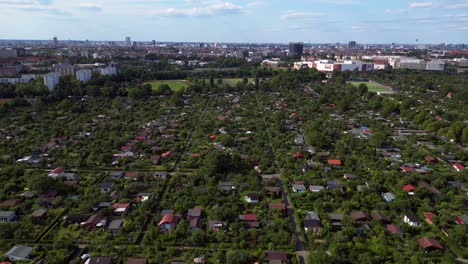 Kleingärten-Bieten-Eine-Grüne-Oase-In-Der-Stadt-Berlin,-Deutschland