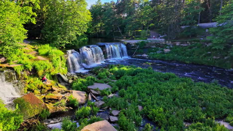 Vista-De-Perfil-De-La-Famosa-Cascada-De-Keila-En-Estonia-En-Una-Tarde-De-Verano