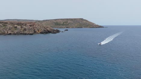 Lancha-Rápida-Dejando-Estela-En-El-Tranquilo-Océano-Azul-En-Un-Día-Soleado-En-Malta