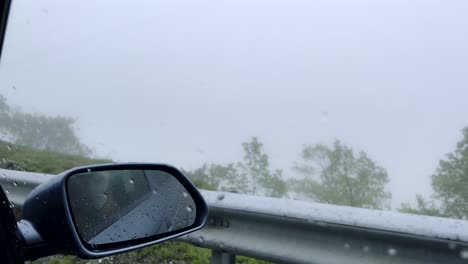 Fahren-Auf-Einer-Bergstrecke-In-Den-Alpen-|-Nebel-Fällt-Auf-Der-Rechten-Seite-Der-Strecke