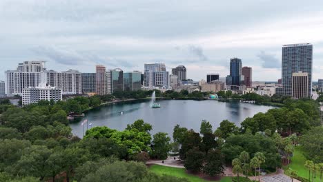 Toma-Aérea-De-Un-Dron-Que-Gira-Alrededor-Del-Lago-Eola-En-Orlando,-Florida