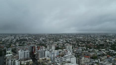 Vista-Aérea-Panorámica-Sobre-Santo-Domingo,-República-Dominicana,-Con-Nubes-De-Tormenta-Cruzando-El-Cielo