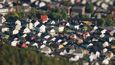 Tilt-Shift-Zeitraffervideo-Der-Innenstadt-Und-Des-Hafens-Von-Molde