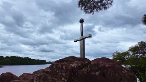 Espada-Excalibur-En-La-Piedra,-Lago-Tremelin-En-El-Bosque-De-Broceliande,-Bretaña,-Francia