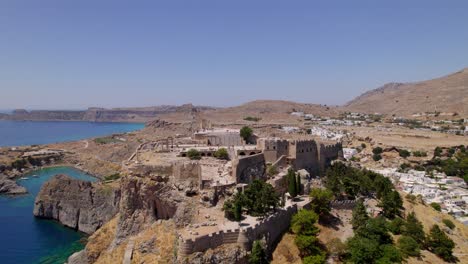 Toma-Panorámica-Del-Castillo-Medieval-De-Lindos-En-Lo-Alto-De-Un-Pico-Con-Vistas-Panorámicas