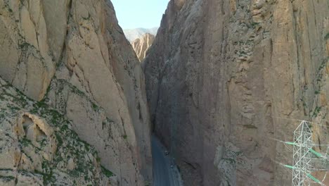 Atemberaubende-Luftaufnahme-Der-Wunderschönen-Berge-In-Afghanistan,-Die-Ihre-Natürliche-Pracht-Und-Ruhige-Umgebung,-Bergnatur,-Friedliche-Natur-Zur-Schau-Stellt