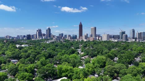 Drone-shot-pushing-in-on-an-Atlanta,-Georgia-skyline-during-the-day