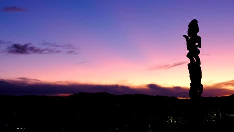 Silhouette-Einer-Geschnitzten-Maori-Pou-Whenua-Statue-Vor-Rosa-Und-Violettem-Sonnenuntergangshimmel-In-Der-Hauptstadt-Wellington,-Neuseeland-Aotearoa