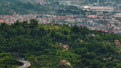 Üppige-Naturlandschaft-Mit-Blick-Auf-Die-Stadtlandschaft-Von-La-Spezia-In-Ligurien,-Italien