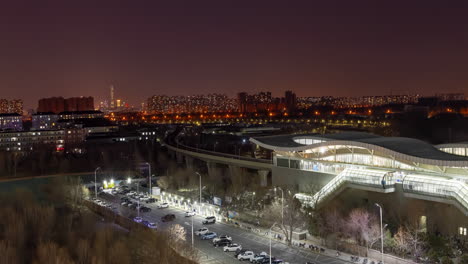 Zeitraffer,-Echte-Aufnahme,-Sonnenuntergang,-Verkehrsfluss,-Stadtbild-Mit-Parkplatz-In-Der-Nähe-Von-Zügen,-Bahnhof,-Nachtlicht