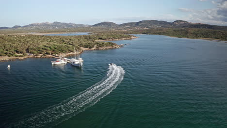 Boote,-Die-An-Einem-Sonnigen-Tag-Durch-Das-Klare,-Blaue-Wasser-Sardiniens-Fahren