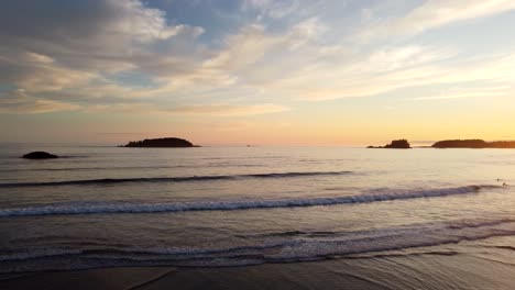 La-Serena-Costa-De-La-Isla-De-Vancouver-Con-Suaves-Olas-Y-Una-Vibrante-Puesta-De-Sol