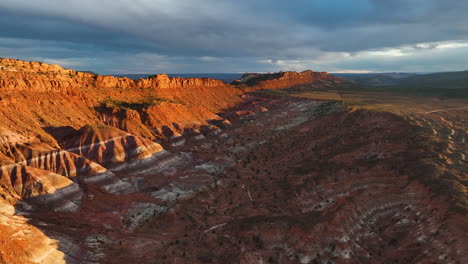 Farbenfrohe-Berge-In-Bentonit-Hügeln,-Utah-Während-Der-Goldenen-Stunde---Luftaufnahme-Per-Drohne