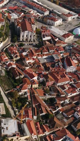 Vista-Aérea-De-La-Ciudad-De-Leiria,-Portugal,-Vídeo-Vertical