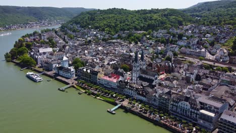 Vista-Aérea-De-La-Ciudad-Alemana-De-Boppard-A-Orillas-Del-Río-Rin