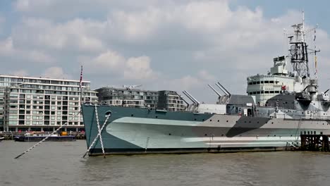 High-Tide-under-HMS-Belfast,-London,-United-Kingdom