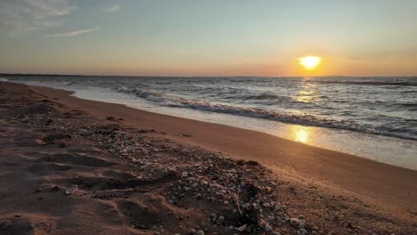 Erleben-Sie-Einen-Atemberaubenden-Sonnenuntergang,-Der-Leuchtende-Farben-über-Die-Sanften-Wellen-Des-Asowschen-Meeres-An-Einem-Ruhigen-Krimstrand-Wirft