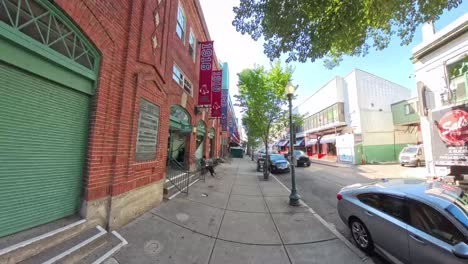 Caminando-Por-La-Calle-Afuera-Del-Parque-Fenway-Antes-De-Un-Juego-Entre-Los-Redsox-Y-Los-Yankees