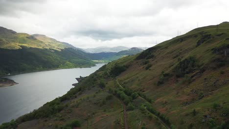 Vista-Aérea-Con-Dron-Sobre-El-Pintoresco-Paisaje-Escocés