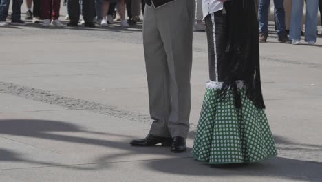 Escena-De-Movimiento-De-Piernas-En-Primer-Plano-Sobre-Una-Pareja-En-El-Marco-Del-Evento-Chotis-Español,-Madrid,-España