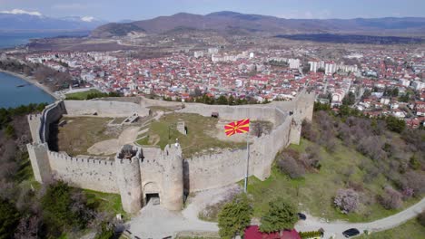 Drohnenaufnahmen-Einer-Festung-Auf-Einem-Hügel-Mit-Blick-Auf-Die-Stadt-Ohrid-Und-Den-See