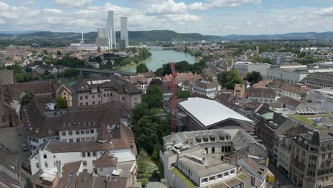 Vídeo-De-Dron-En-4K-Del-Horizonte-Con-Iglesias-Históricas-En-Basilea,-Suiza