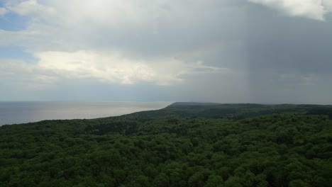 Arcoíris-Desvaneciéndose-Entre-Nubes-De-Tormenta-Sobre-El-Mar-Báltico-En-La-Costa-De-Swinoujscie,-Polonia