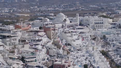 Edificios-Encalados-Y-Cúpulas-Azules-En-Fira,-Santorini-Durante-El-Día