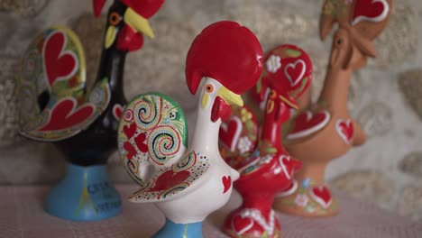 Figuras-De-Gallo-De-Barcelos-Pintadas-A-Mano-Con-Vibrantes-Motivos-De-Corazones-Que-Encarnan-El-Folclore-Portugués