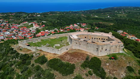 Museo-Del-Castillo-De-Chlemoutsi,-Olimpia,-Grecia,-Vista-Aérea-En-órbita-Desde-Un-Dron