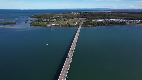 Bribie-Bridge-Mit-Fahrenden-Autos-In-Queensland,-Australien---Luftaufnahme-Einer-Drohne